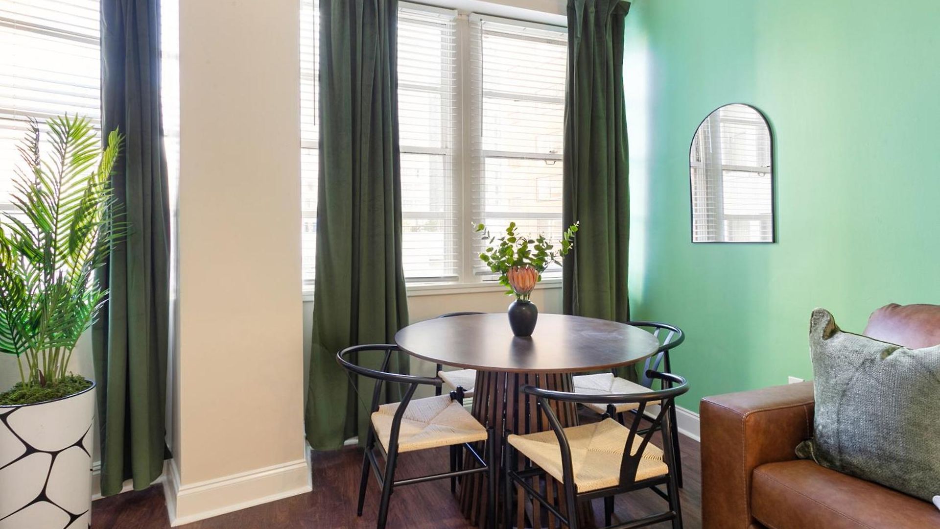 Spacious Modern Near French Quarter Apartment