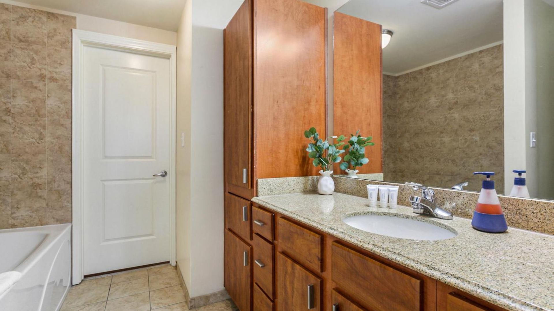 Spacious Modern Near French Quarter Apartment *
