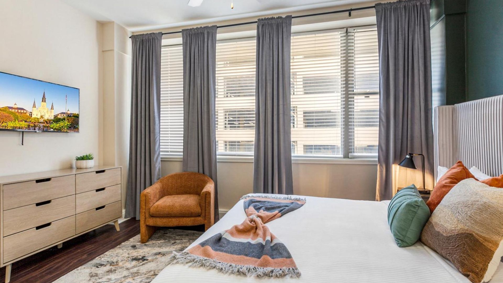 Spacious Modern Near French Quarter Apartment