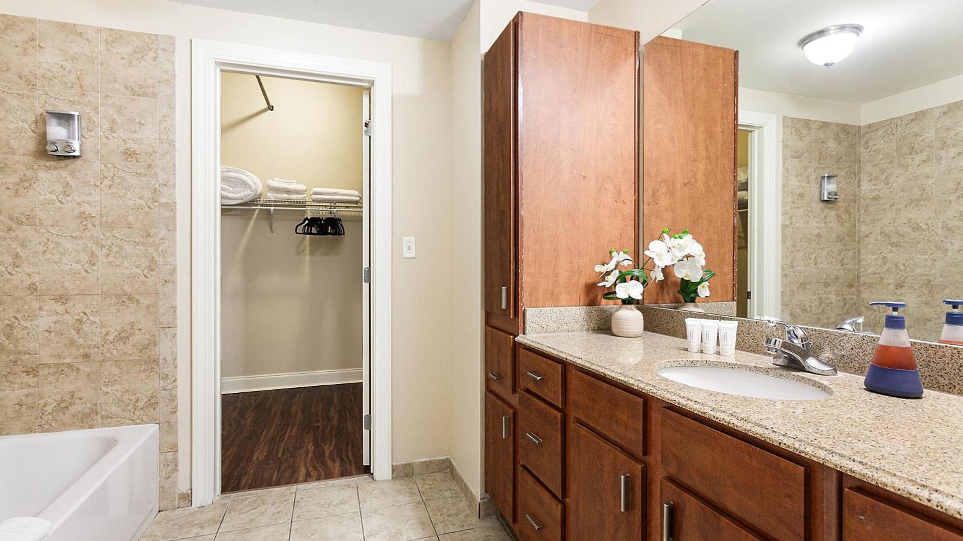 Spacious Modern Near French Quarter Apartment New Orleans