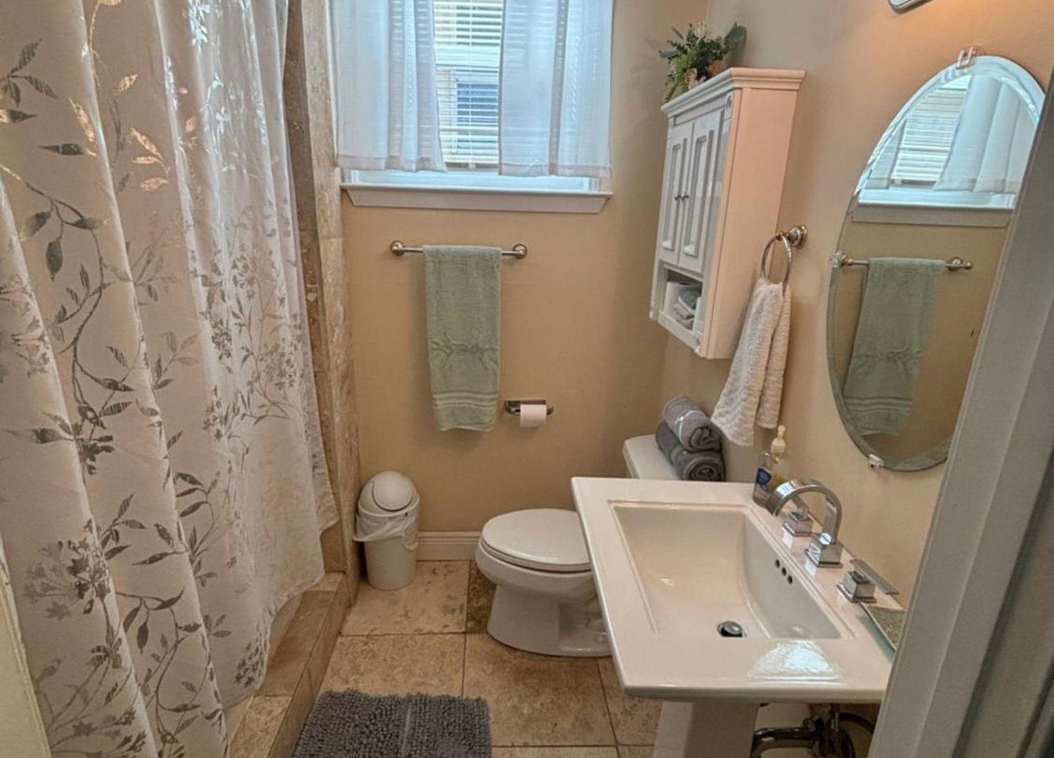 Cozy 2-bedroom Unit In Beautiful With Wifi, Ac Apartment *
