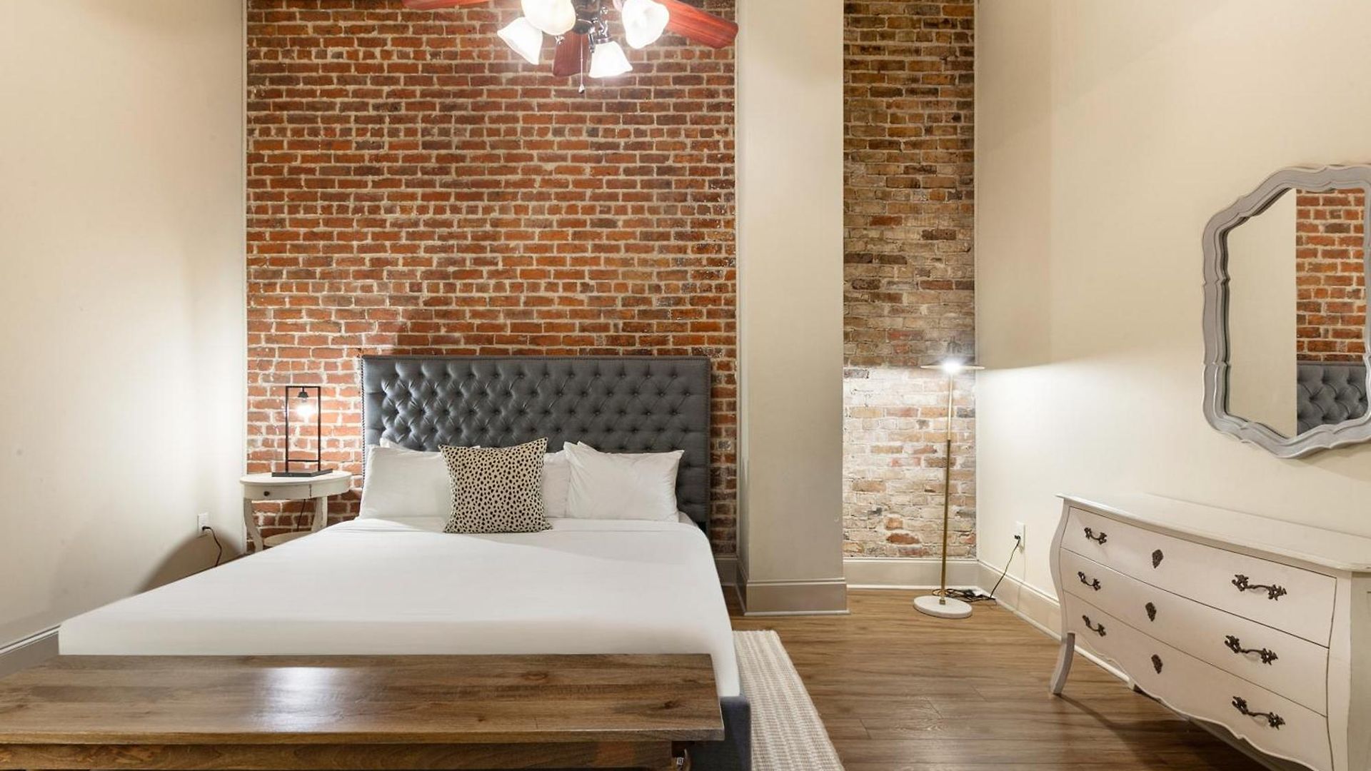 Chuck's Place Aparthotel