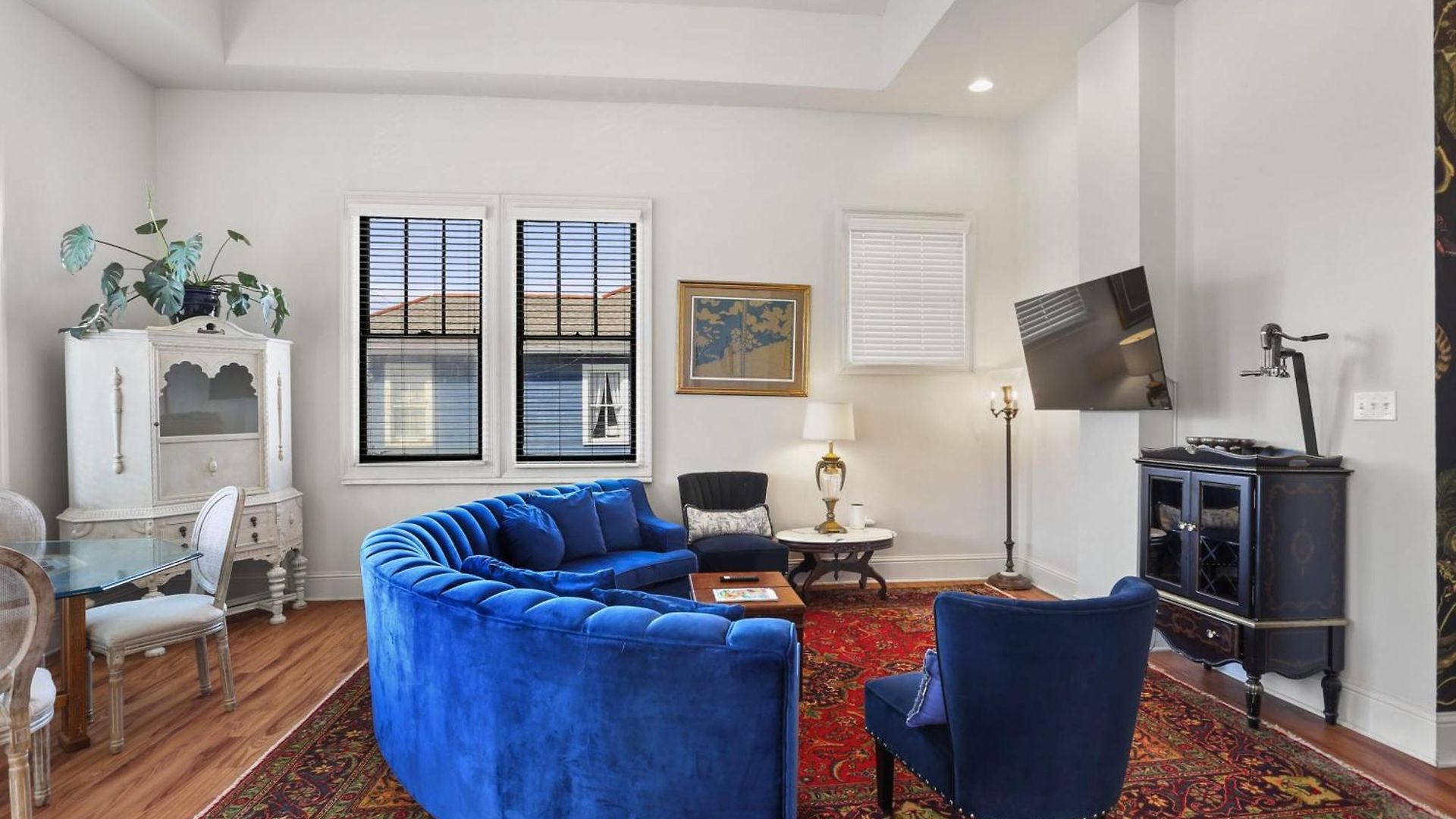 Stunning 2-bedroom Garden District Newly Renovated Apartment