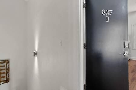 Timeless Elegance Historic Nola Haven 2bd Apartment