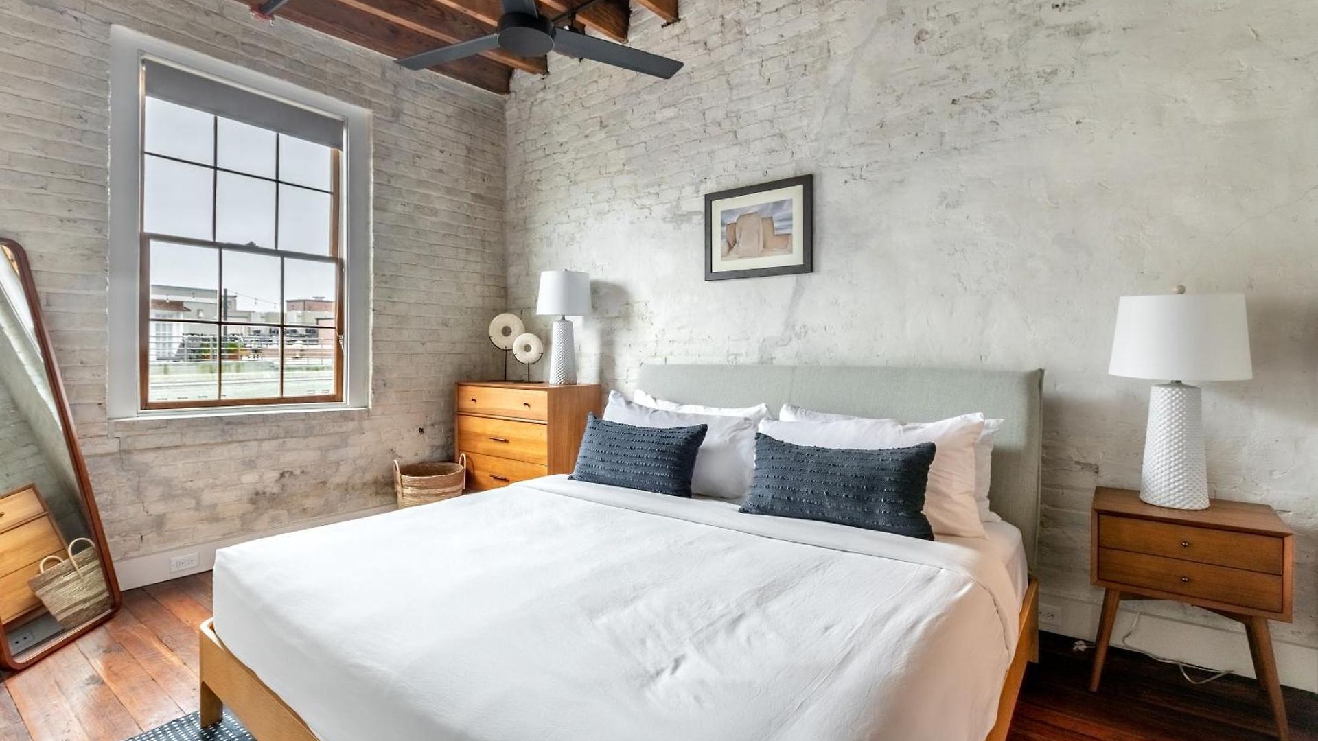 Ironworks Building - 2 Bedroom 2 Bath, 4 Bedroom 4 Bath * New Orleans