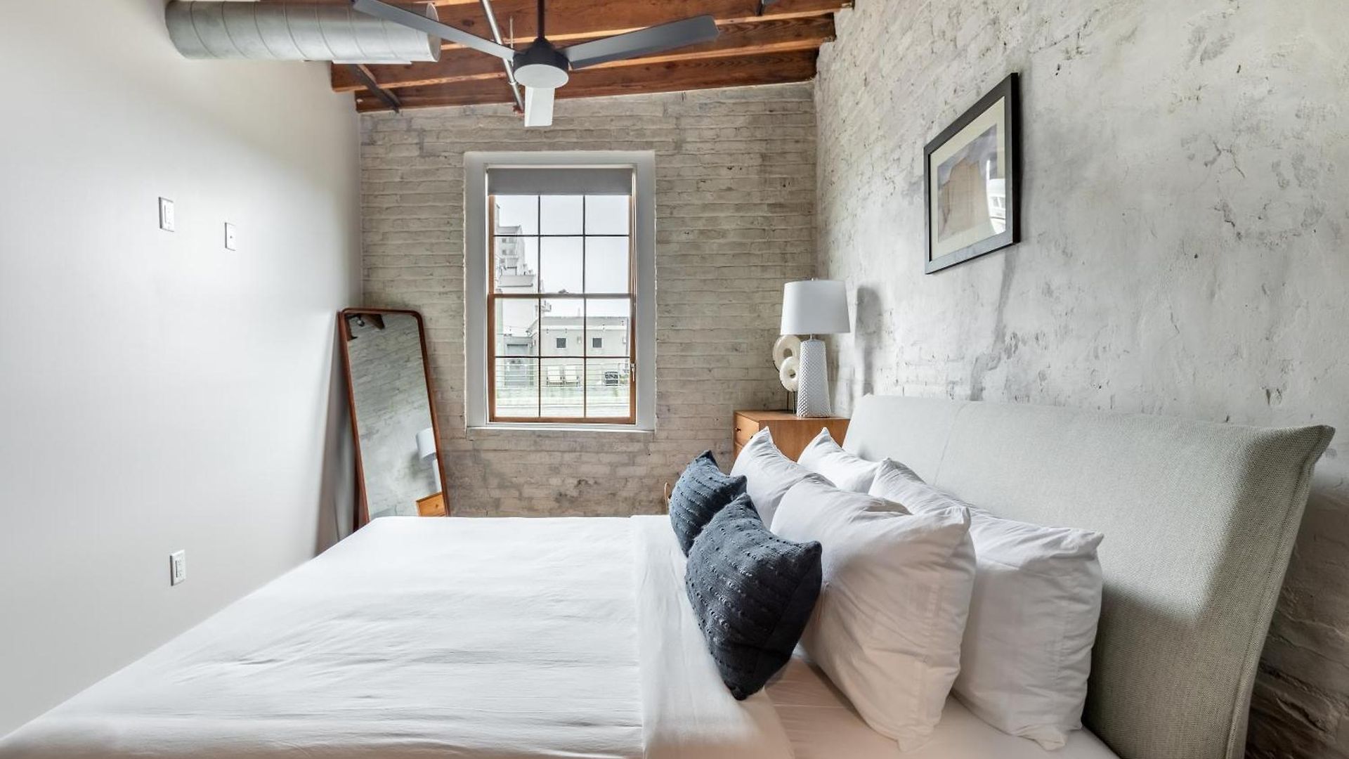 Ironworks Building - 2 Bedroom 2 Bath, 4 Bedroom 4 Bath Apartment New Orleans