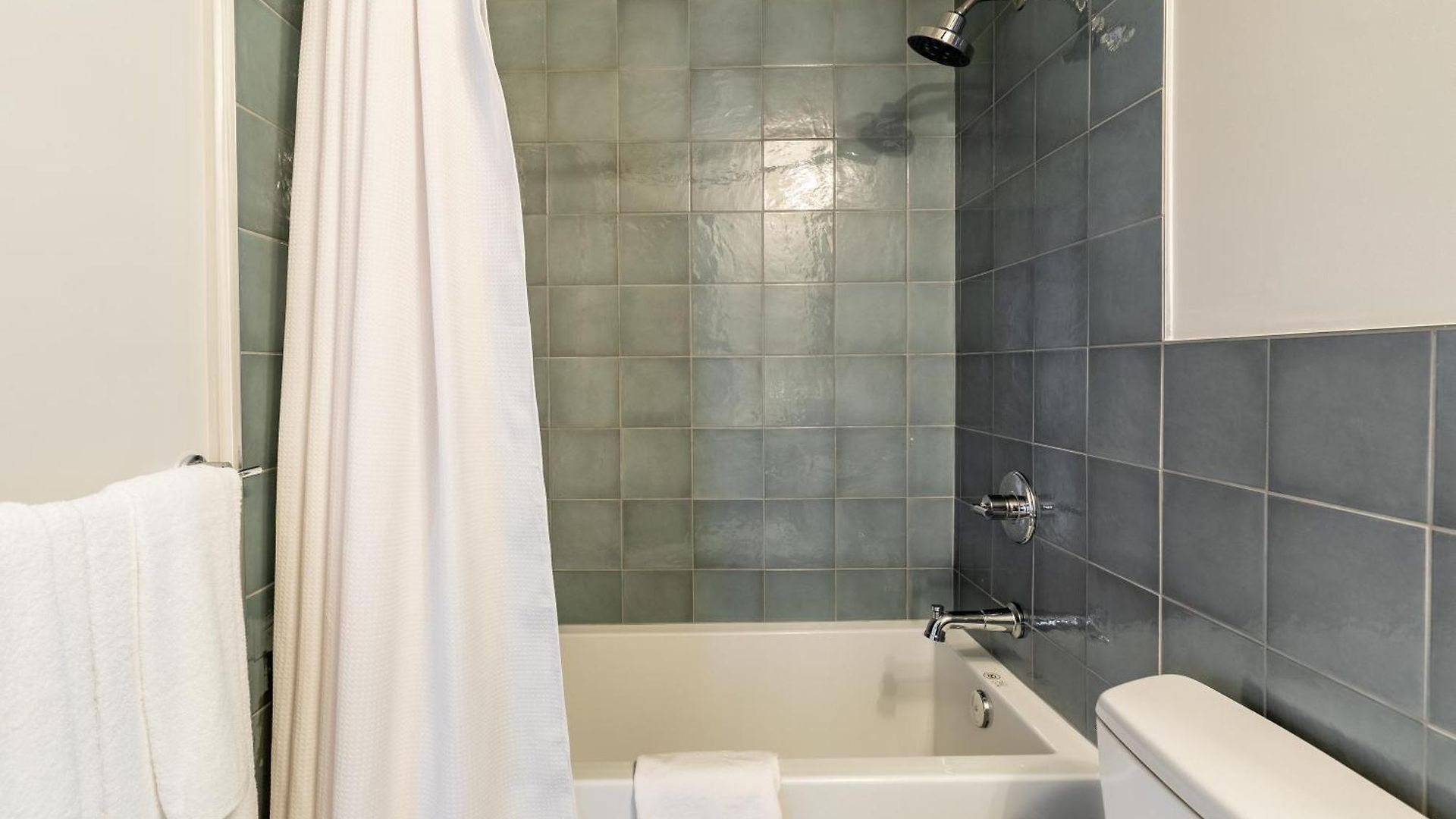Apartment Ironworks Building - 2 Bedroom 2 Bath, 4 Bedroom 4 Bath *