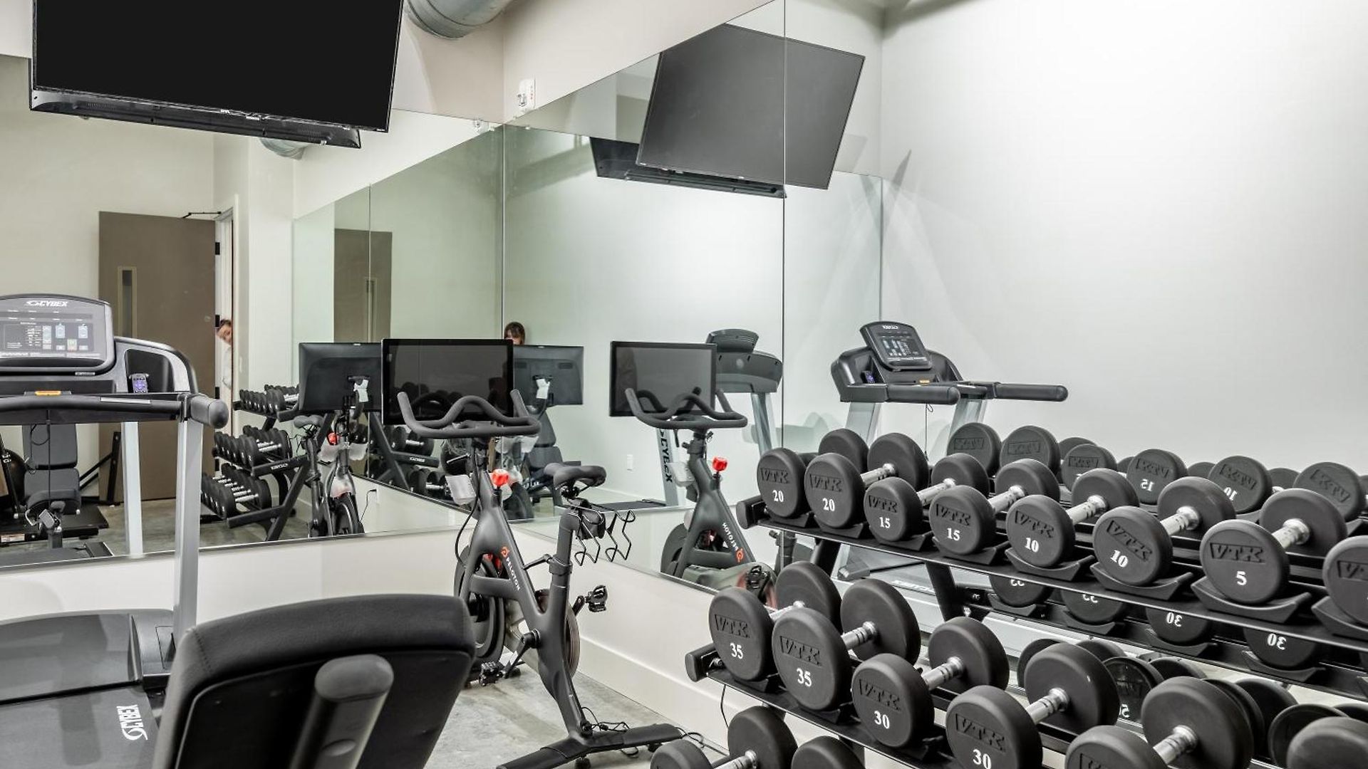 Apartment Ironworks Building - 2 Bedroom 2 Bath, 4 Bedroom 4 Bath