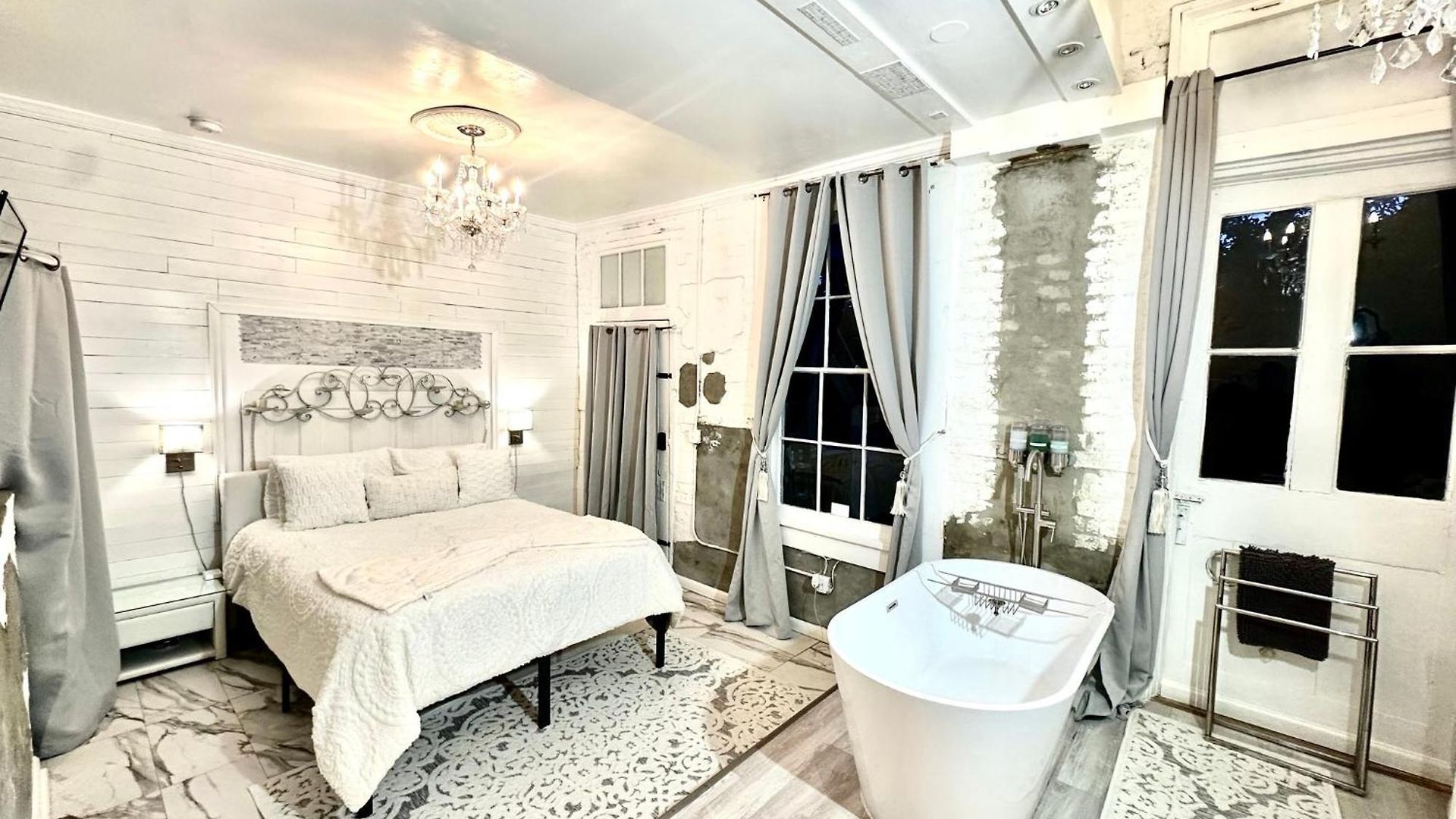 Fleur De Lis Mansion Bed & Breakfast