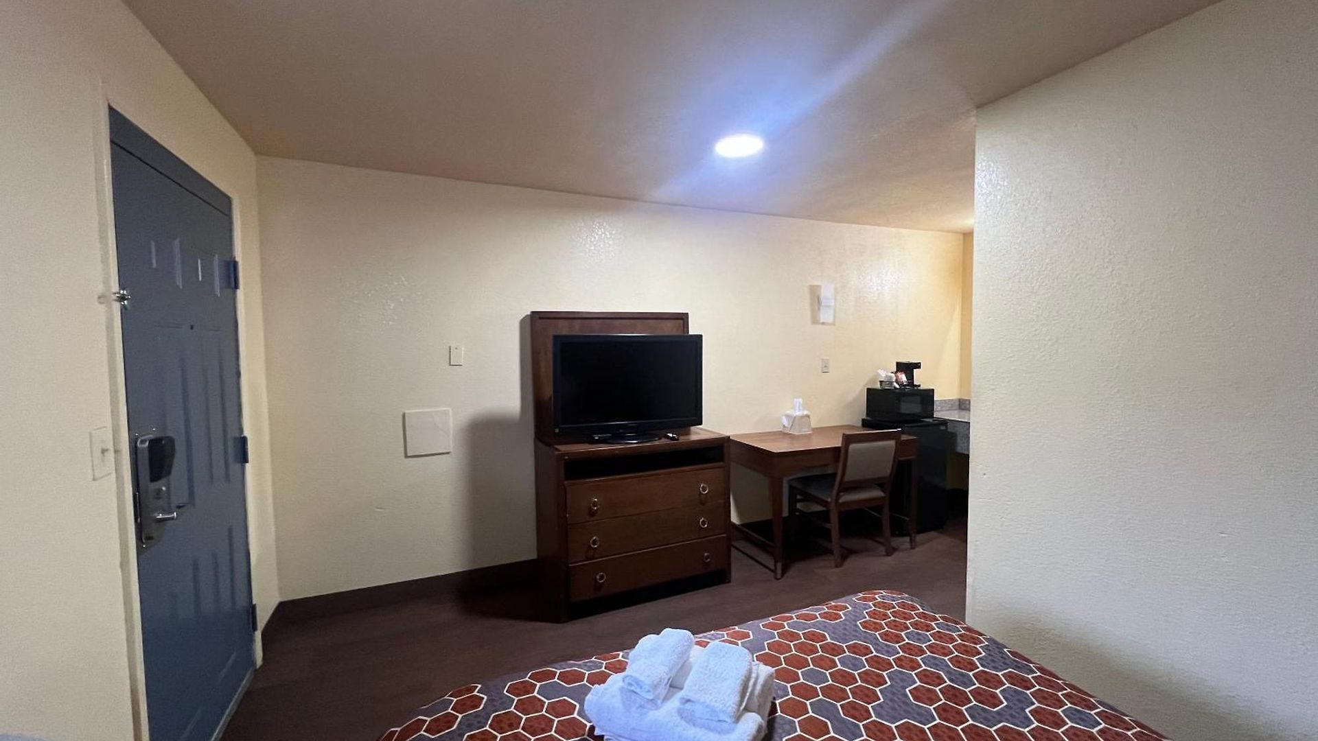 Relax Inn & Suites Hotel