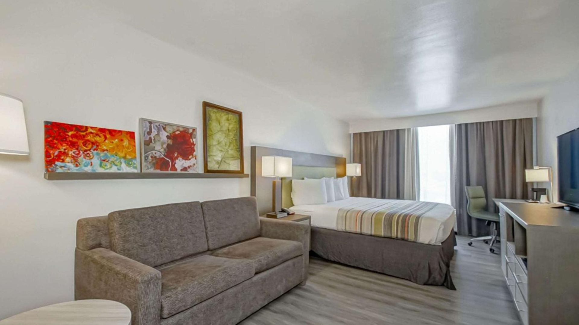 Country & By Radisson, I-10 East, La