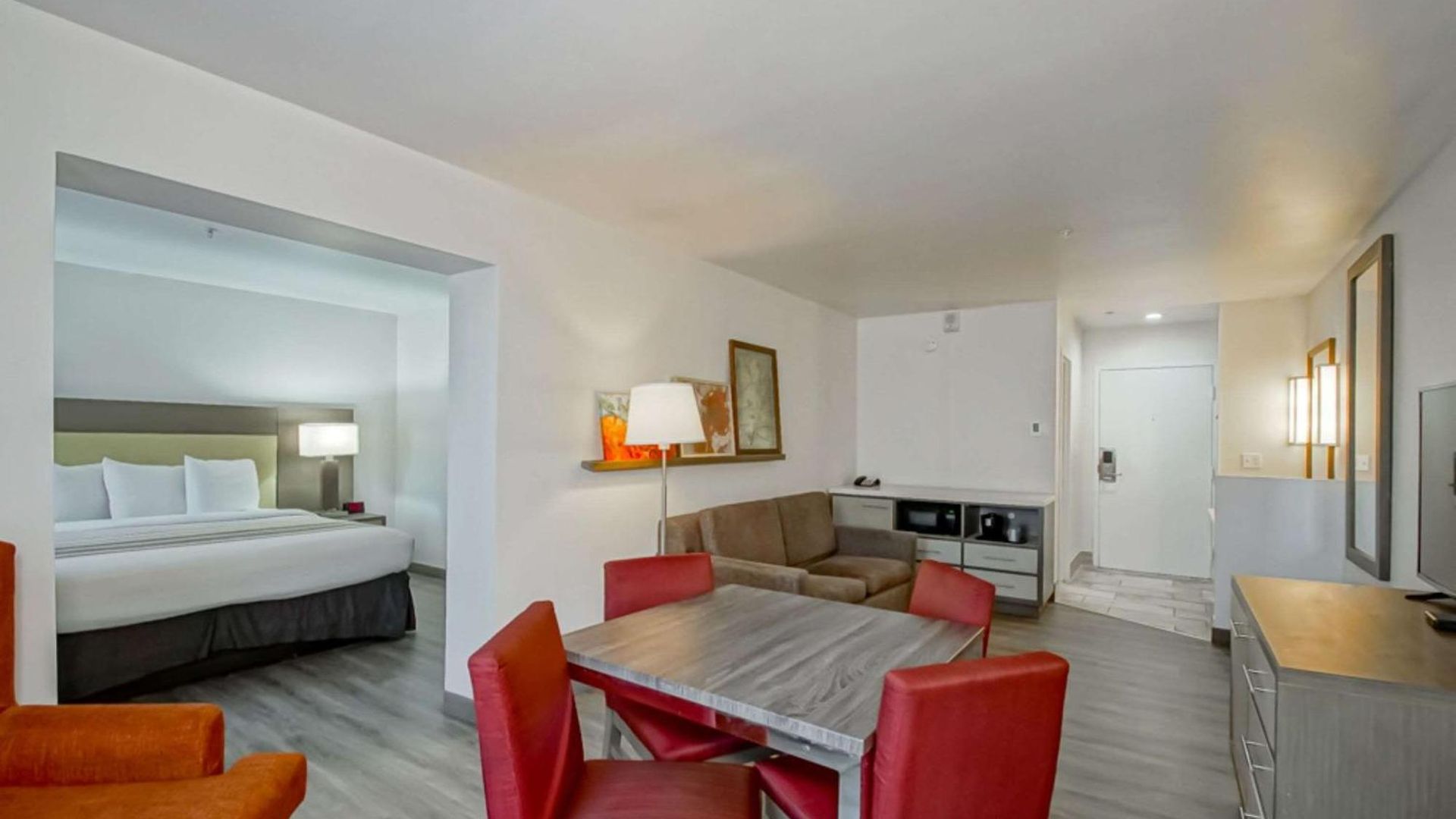 Country & By Radisson, I-10 East, La Hotel 3*