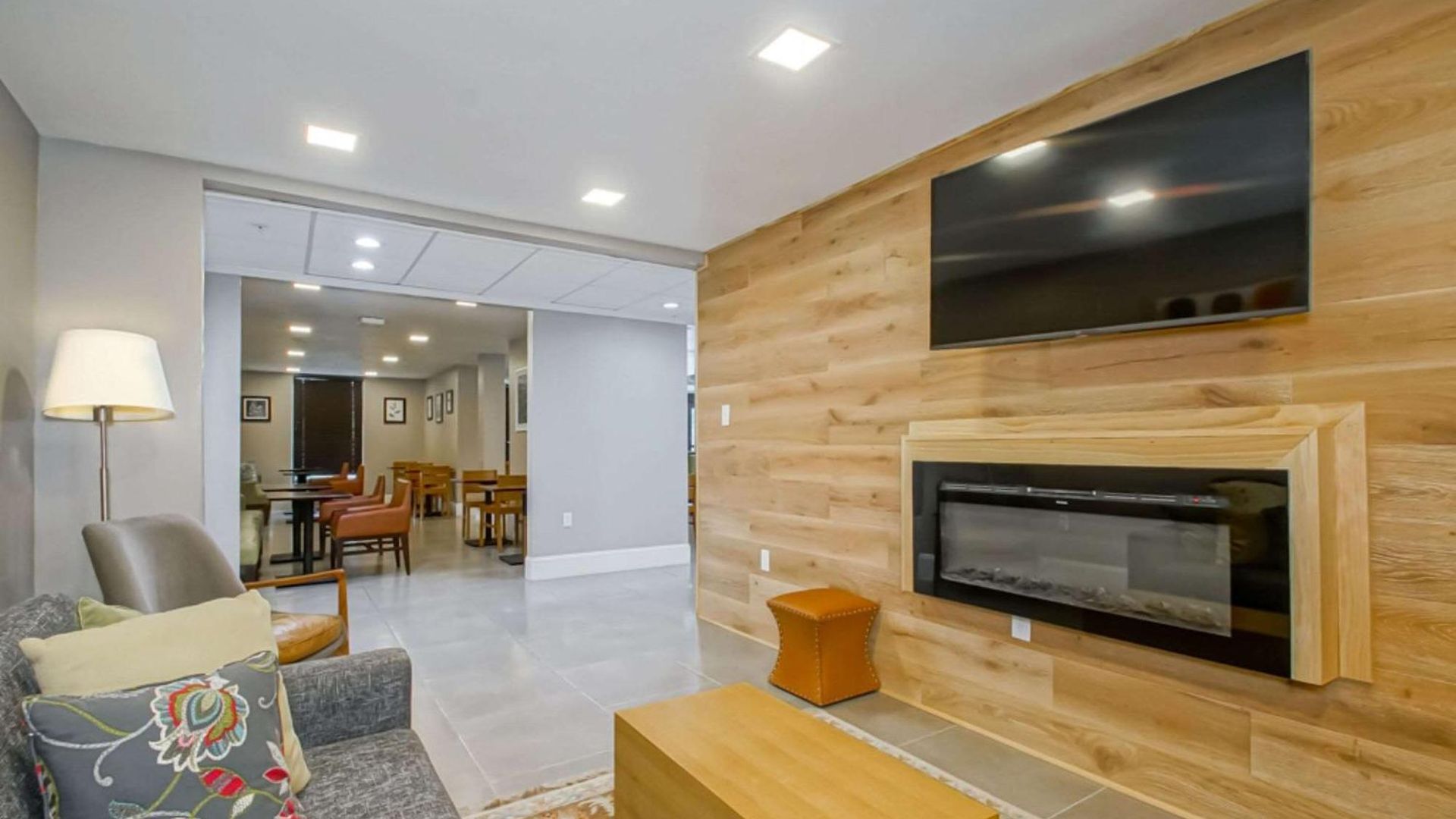 Country & By Radisson, I-10 East, La Hotel 3*