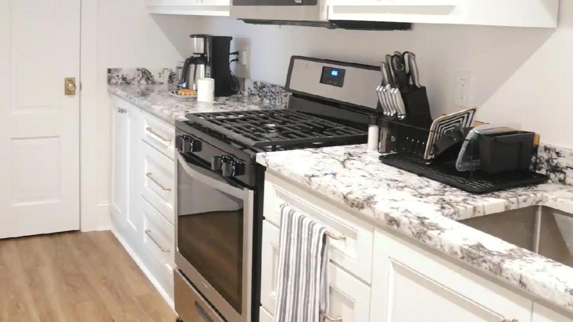 Entire Spacious Vacation - 1 Mile To Attractions *