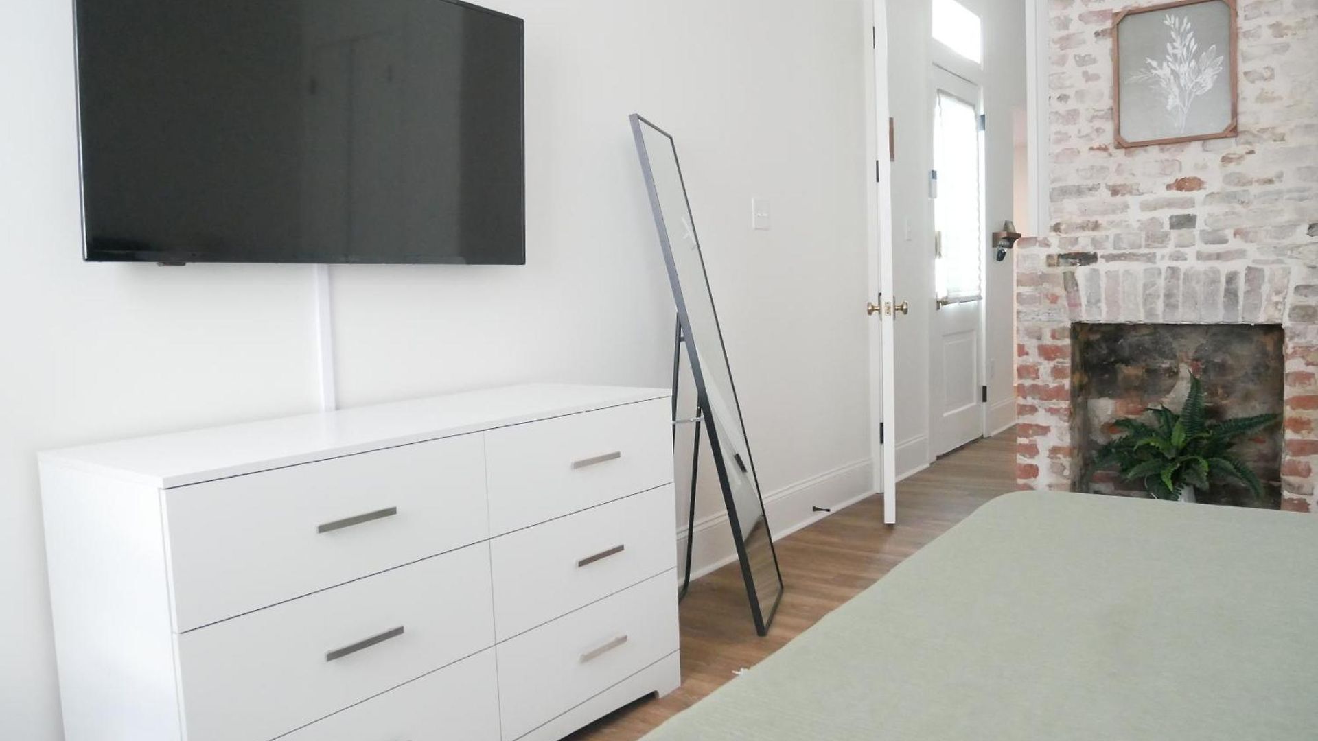 Entire Spacious Vacation - 1 Mile To Attractions