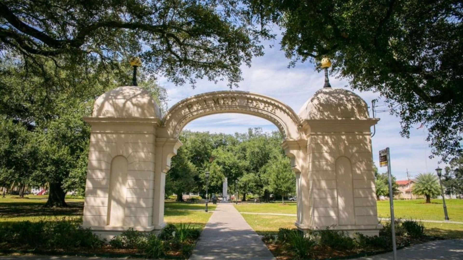 Modern 4br Living In Downtown Nola Apartment