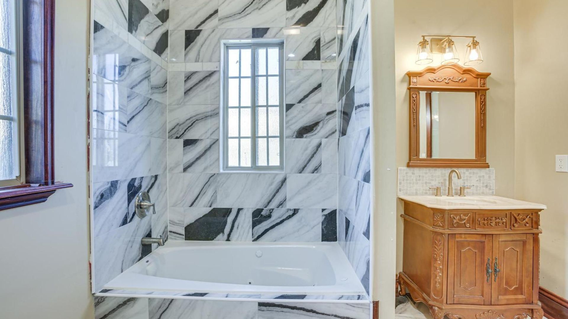 Easy Dtwn Nola Commute! Elegant W/ Yard Holiday home