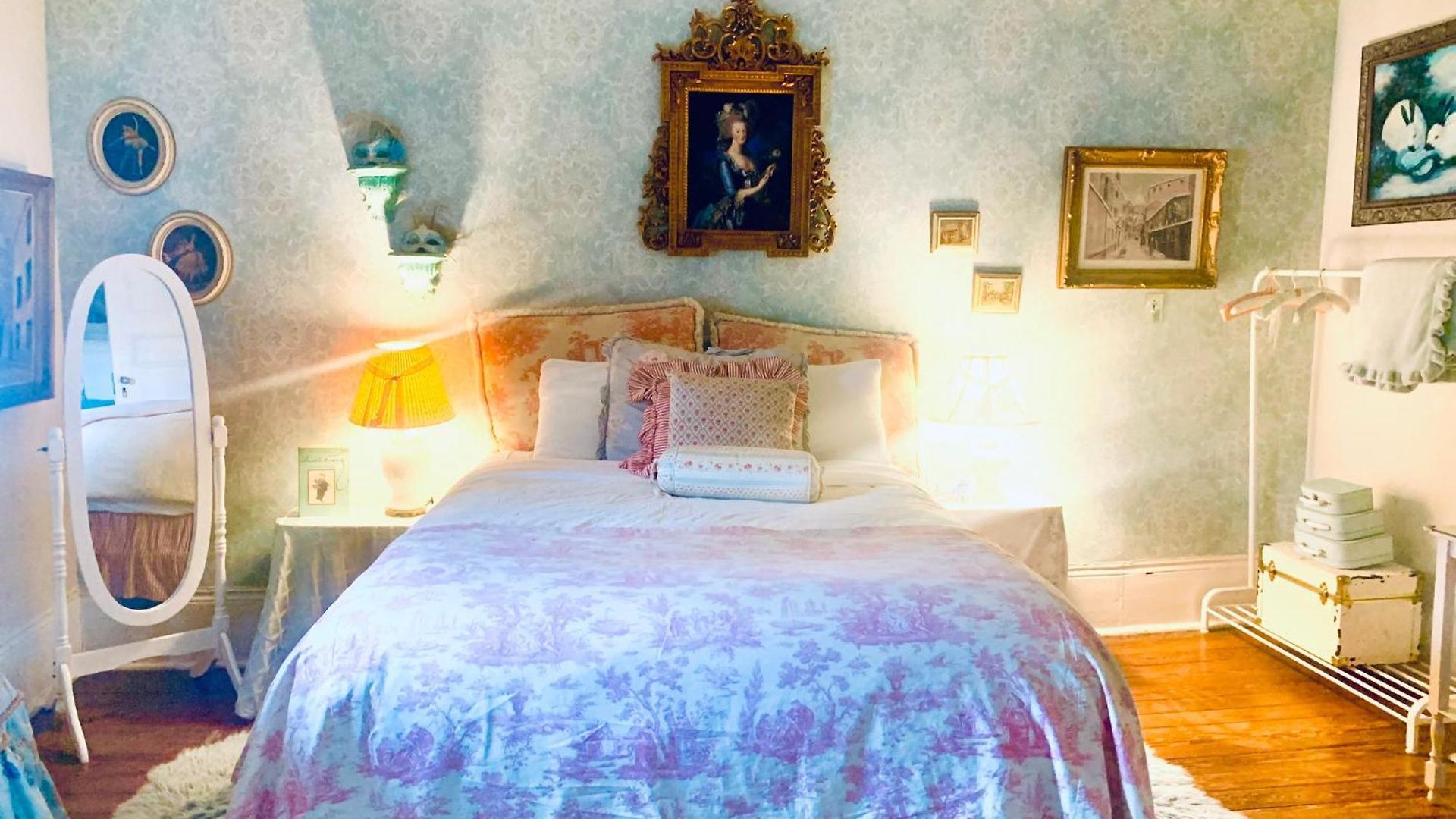 4br 3 Ba Huge, Balcony, Cemetery, Streetcar Sleeps 8! Holiday home *