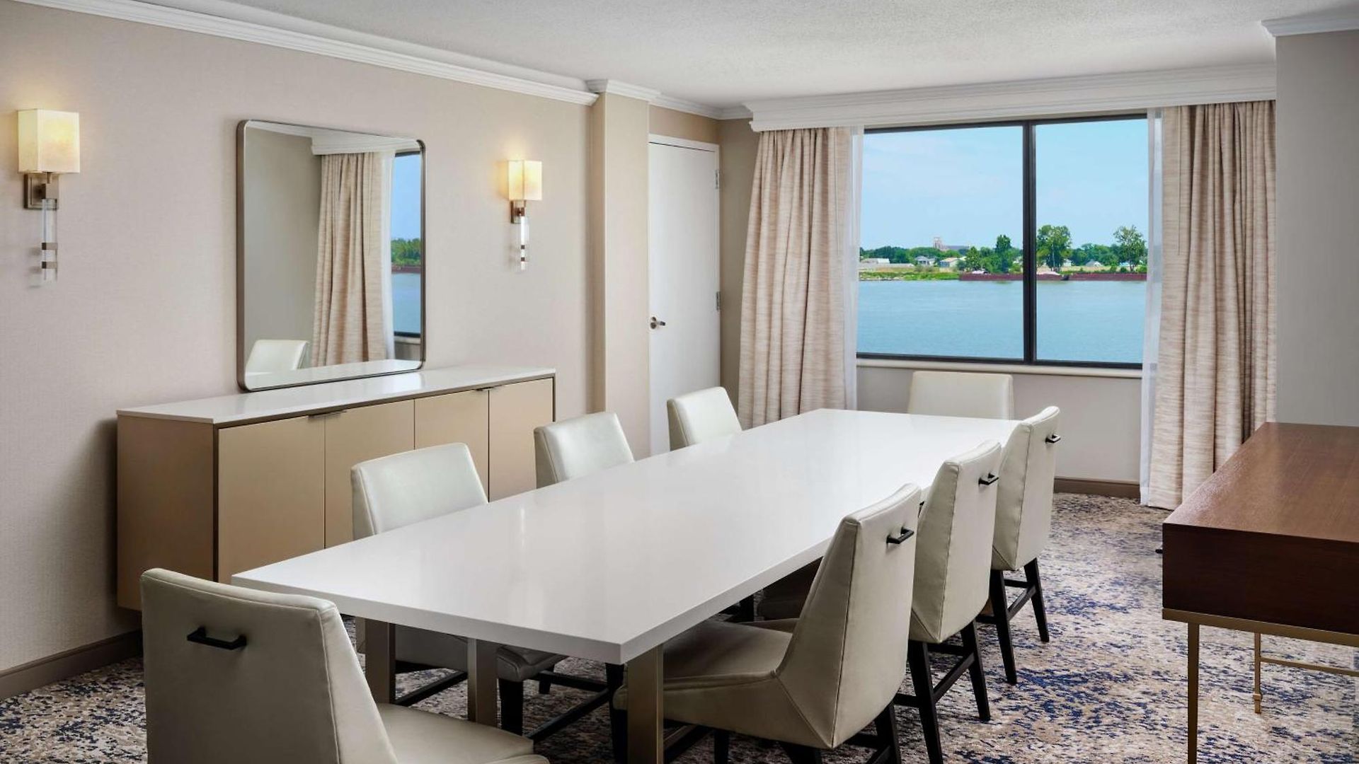Hilton Riverside 4*