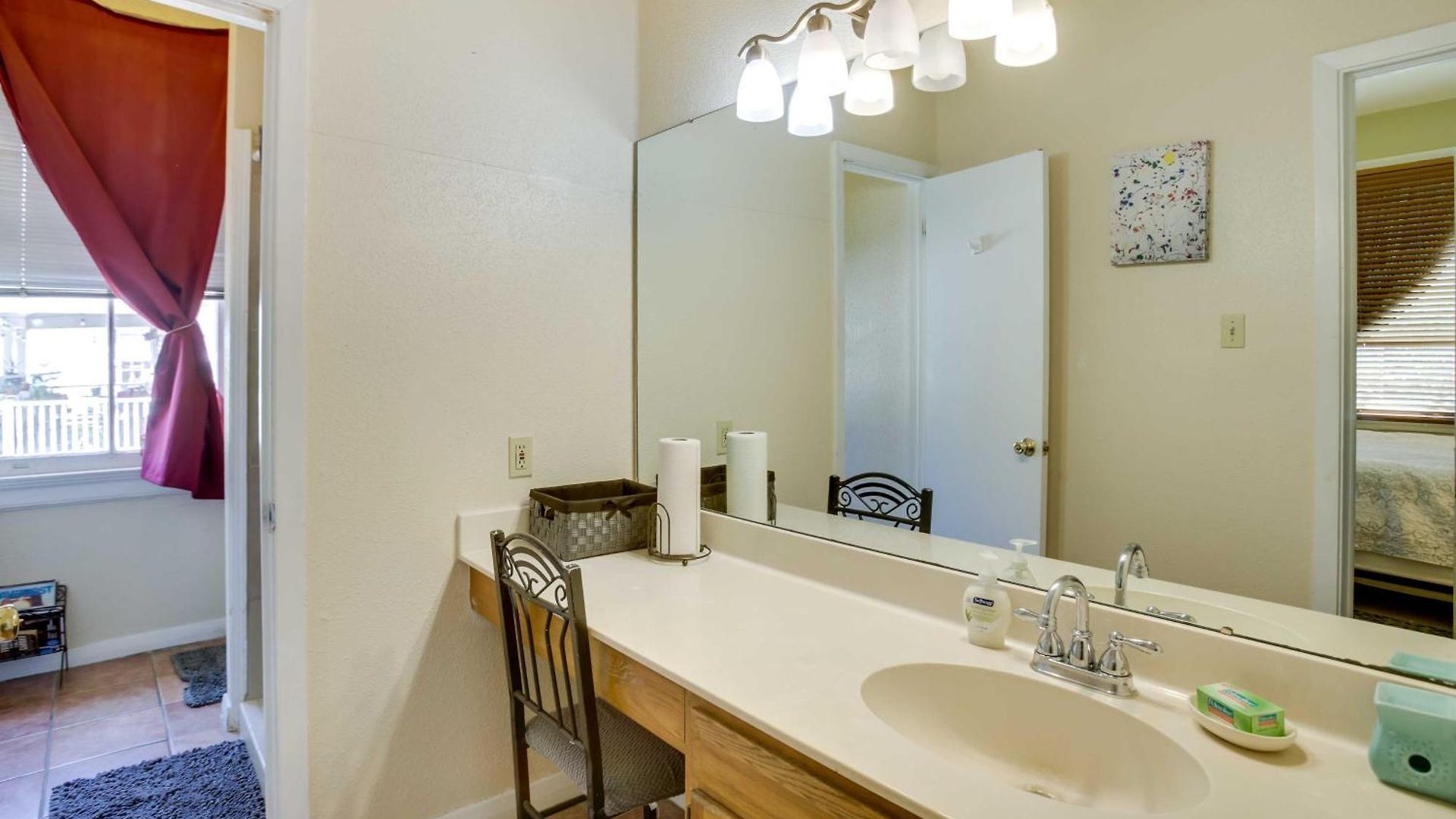 Holiday home 1 Mi To Park & Museums: *