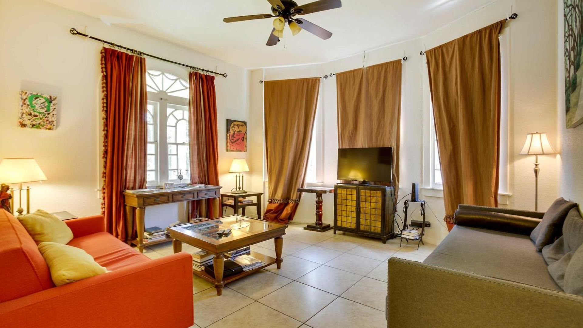 Holiday home 1 Mi To Park & Museums: