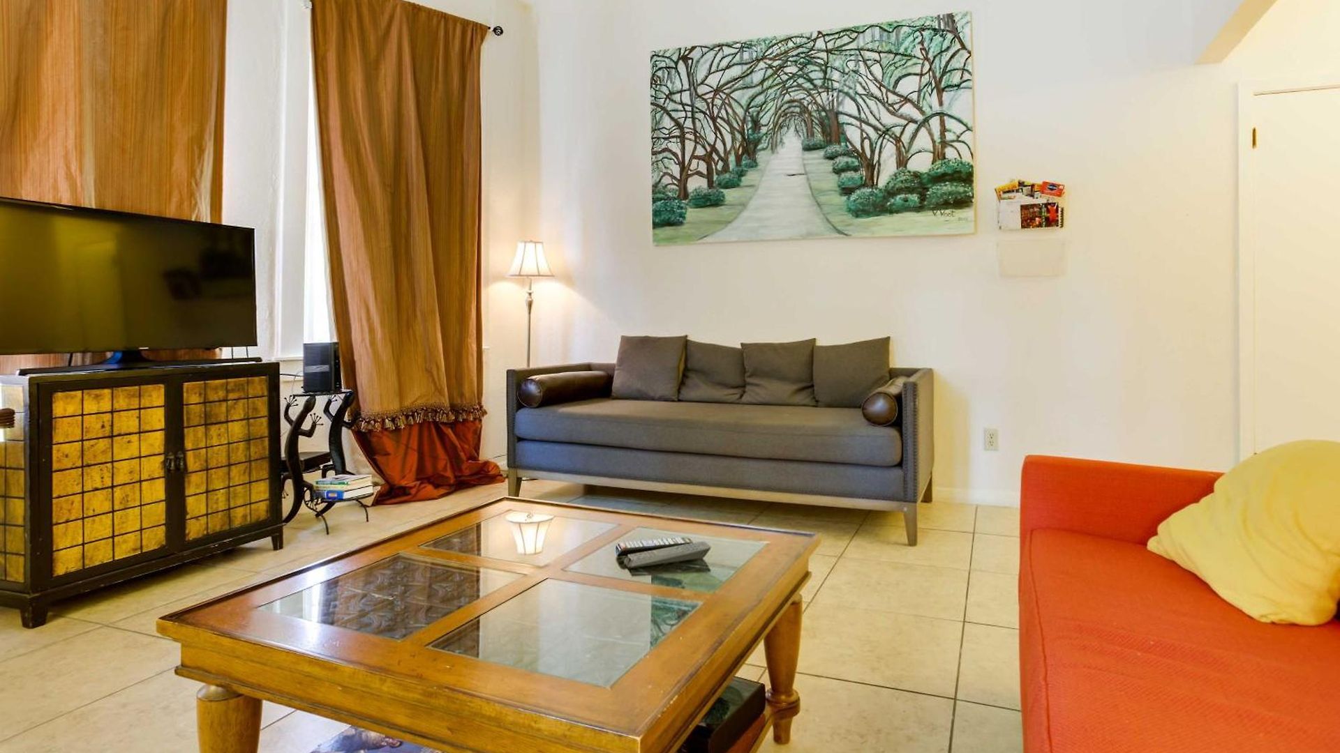 1 Mi To Park & Museums: Holiday home