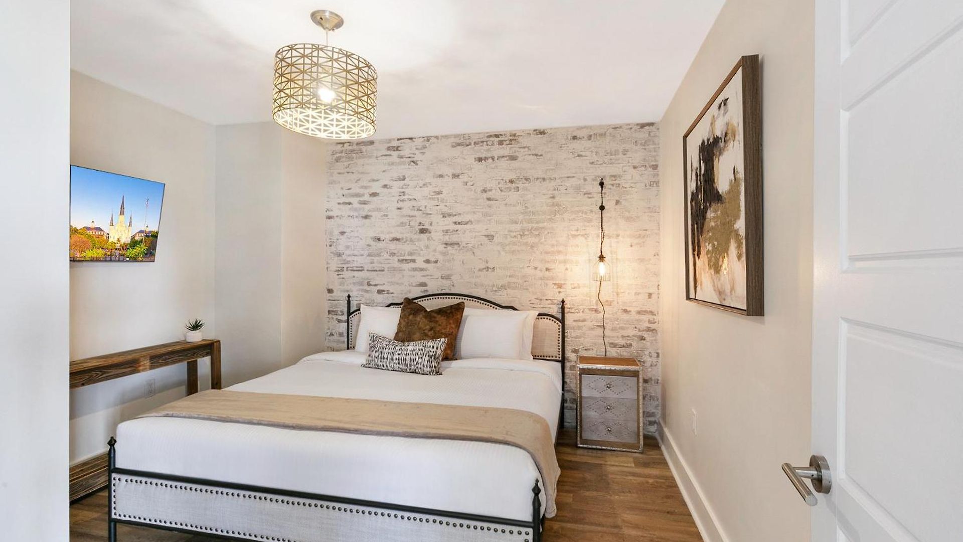 Apartment Modern & Fully Furnished In The Heart Of The *