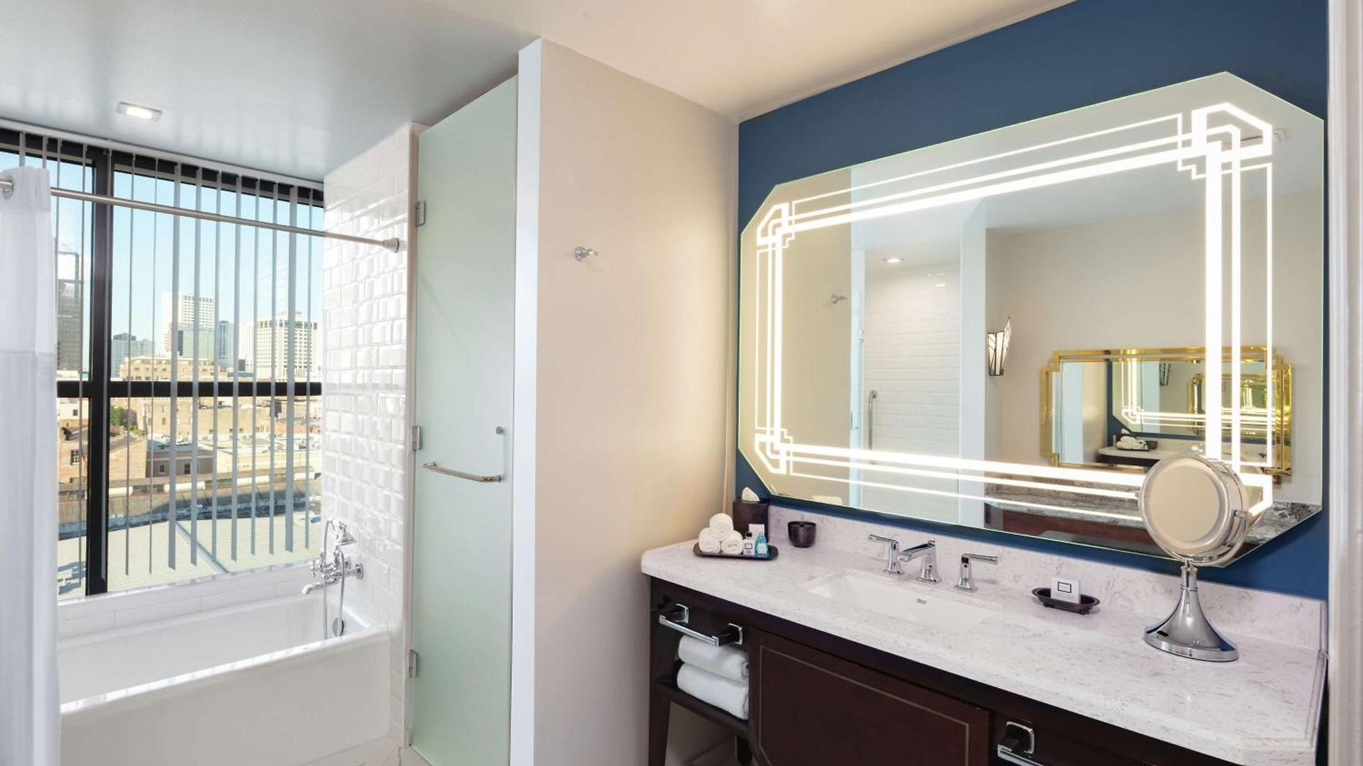 The Higgins New Orleans, Curio Collection By Hilton New Orleans