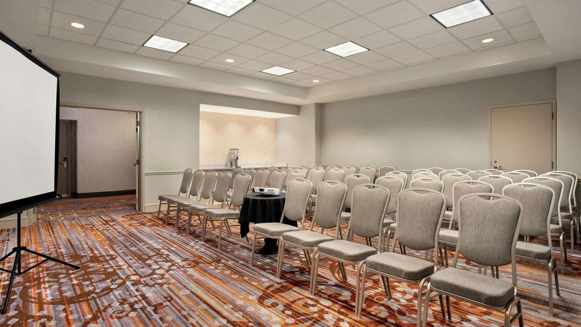 Hilton Garden Convention Center Hotel 3*