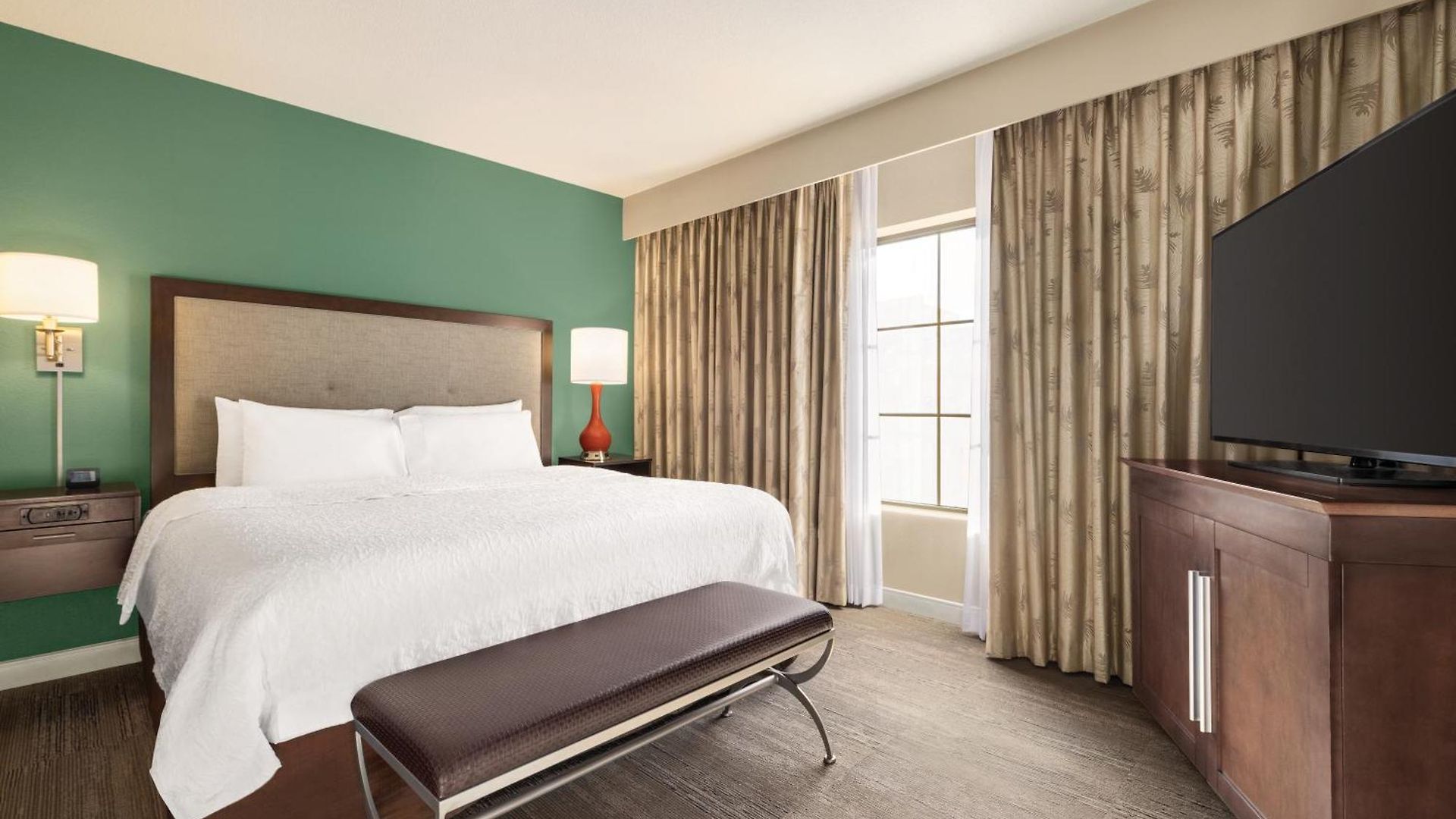 Hampton And Convention Center Hotel 3*