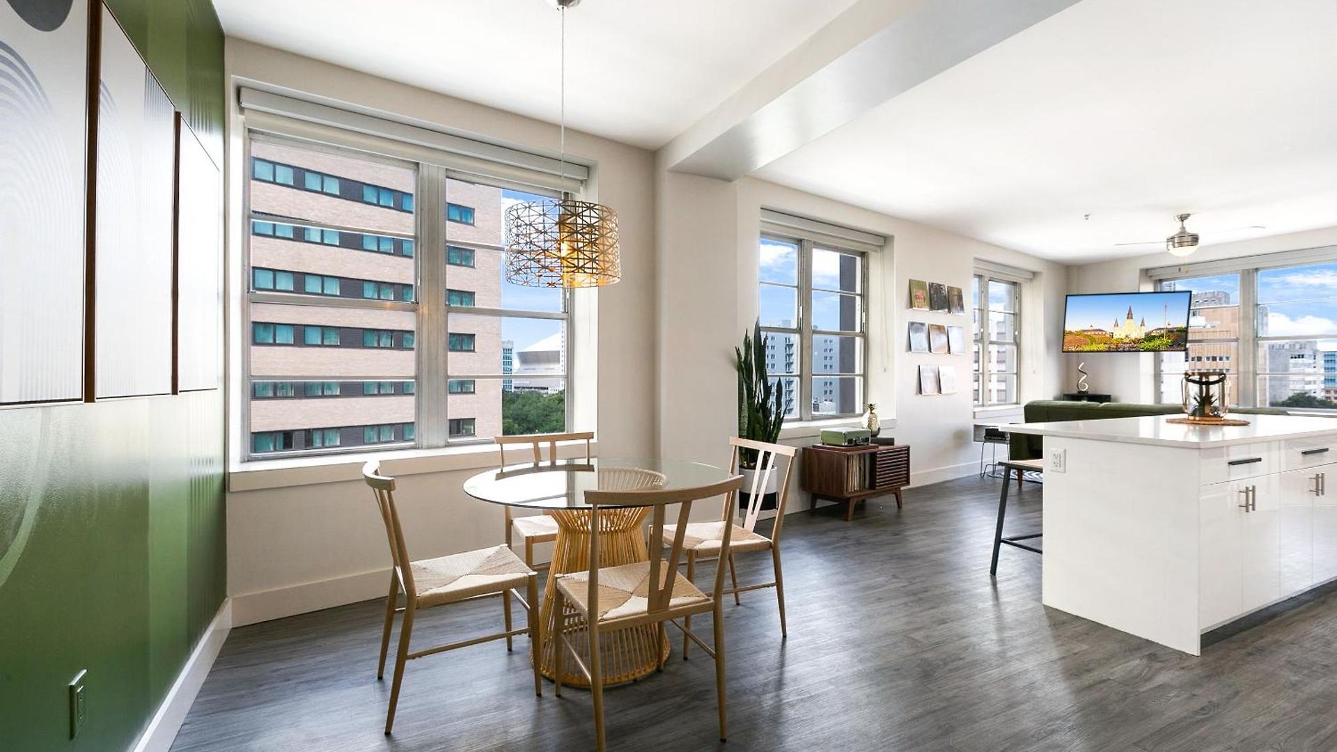 Luxury 2-bedroom Steps Away From The French Quarter