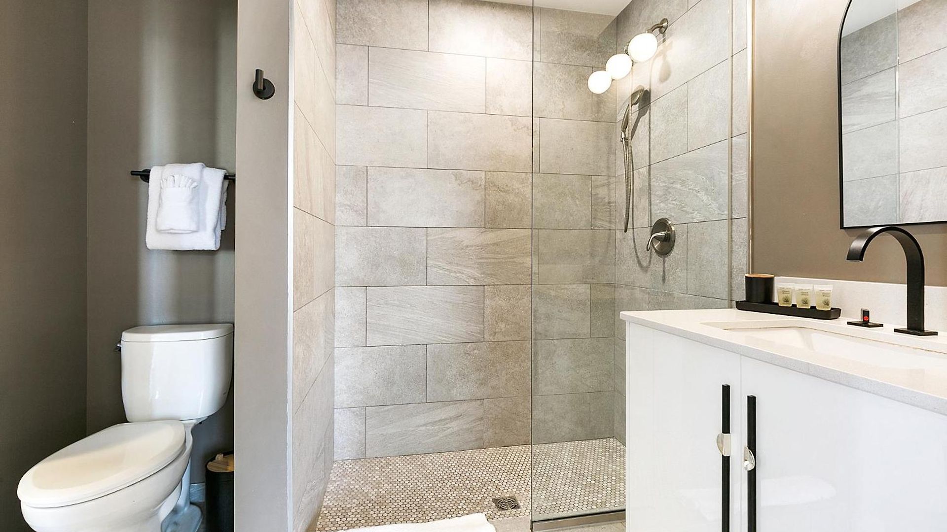 Luxury 2-bedroom Steps Away From The French Quarter Apartment *