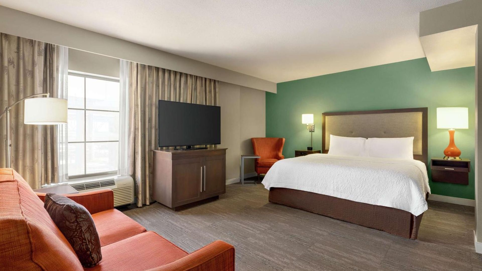 Hampton And Convention Center Hotel