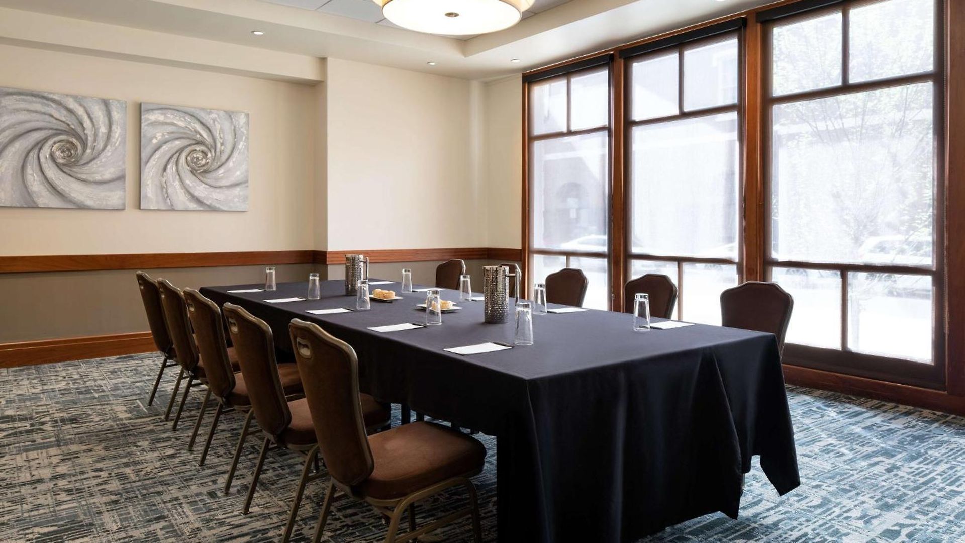 Hotel Embassy By Hilton Convention Center 3*