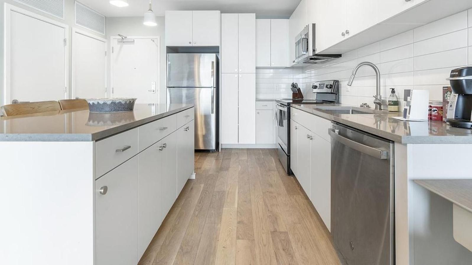 Apartment Landing Modern With Amazing Amenities *