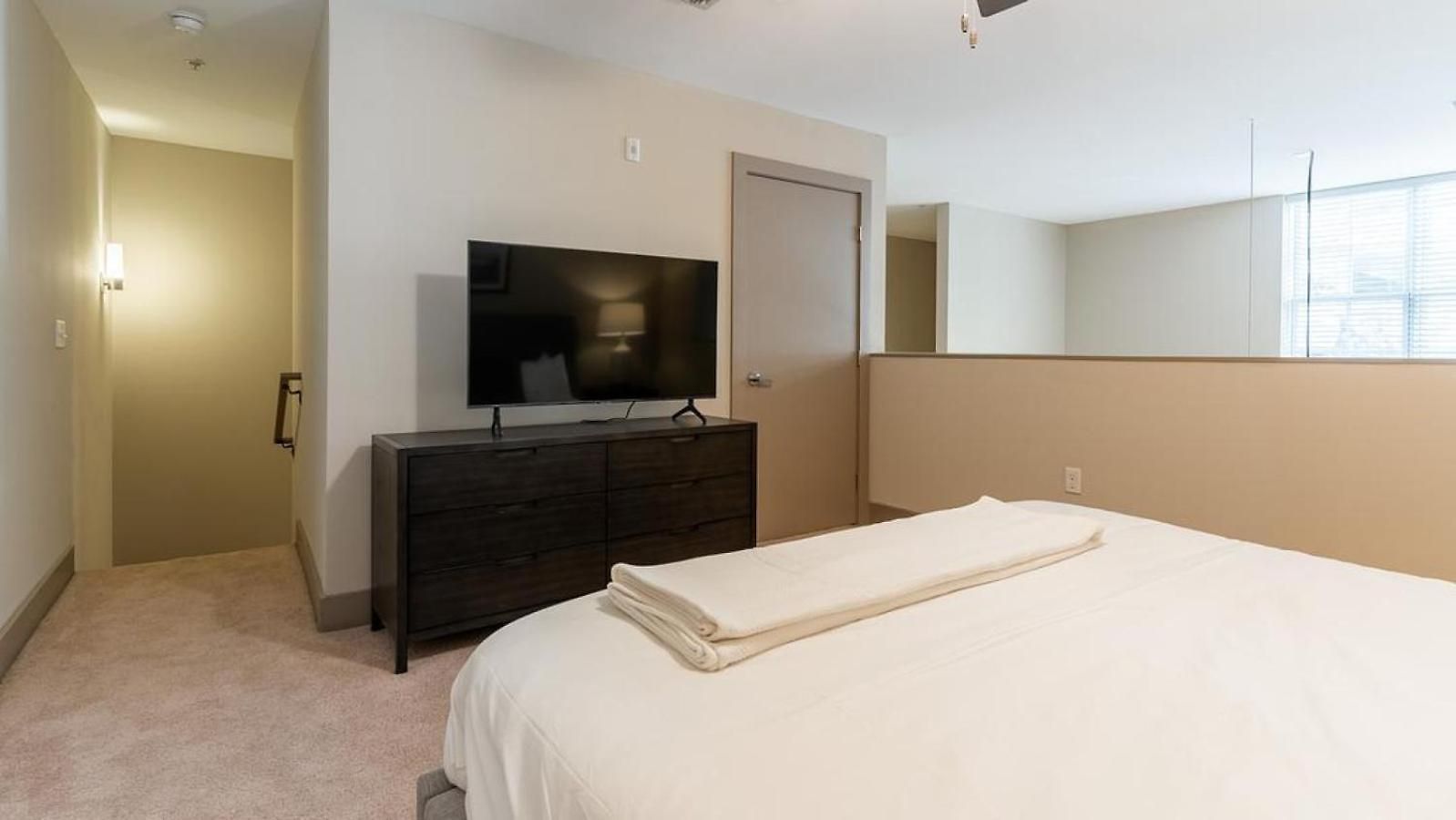 Landing Modern With Amazing Amenities Apartment