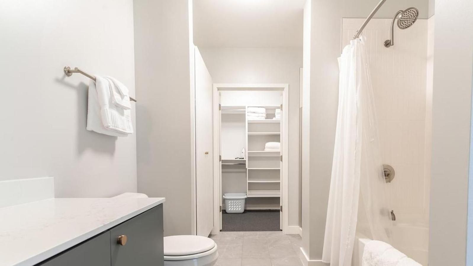 Apartment Landing Modern With Amazing Amenities *