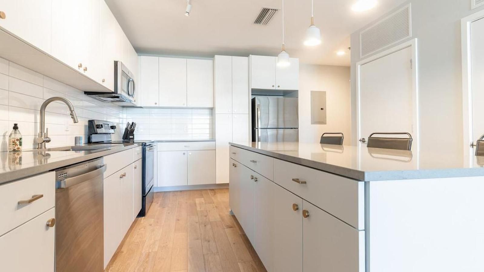 Apartment Landing Modern With Amazing Amenities
