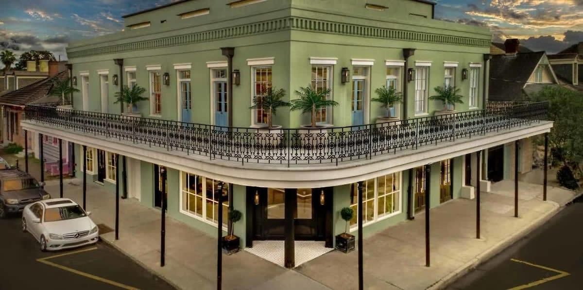 The Burgundy Penthouse Steps To The French Quarter Holiday home *
