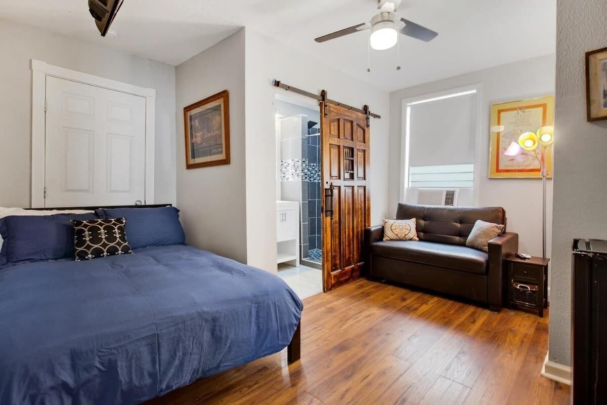 Captivating Conti Hideaway- Mid-city Perfection Holiday home *