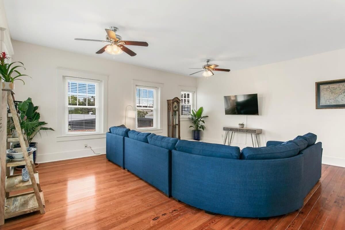 Stunning 2bd Luxury Perfect Nola Location *