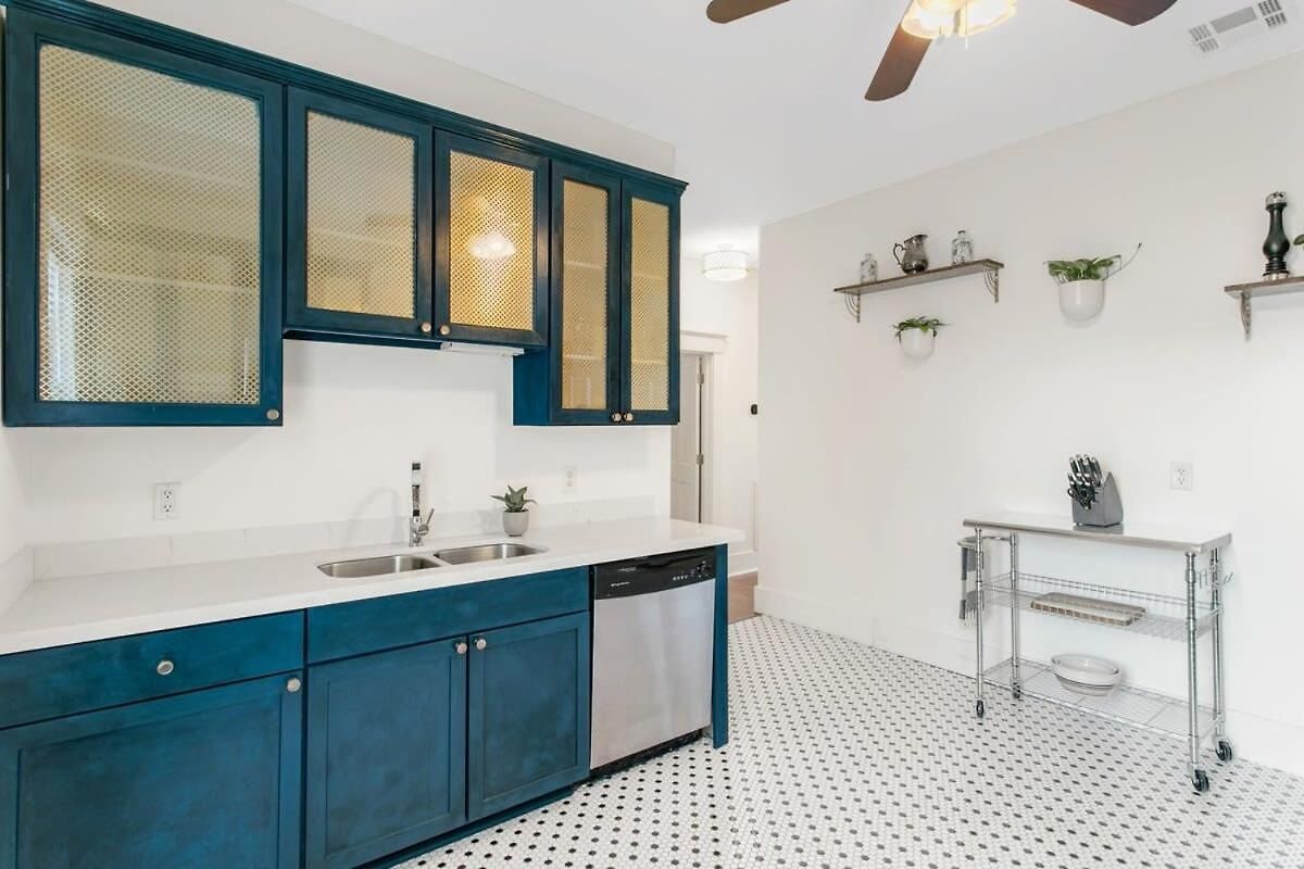 Stunning 2bd Luxury Perfect Nola Location *