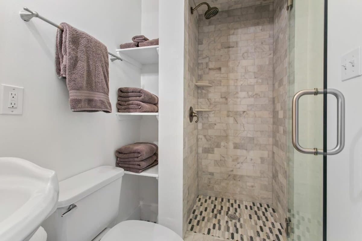 Stunning 2bd Luxury Perfect Nola Location *