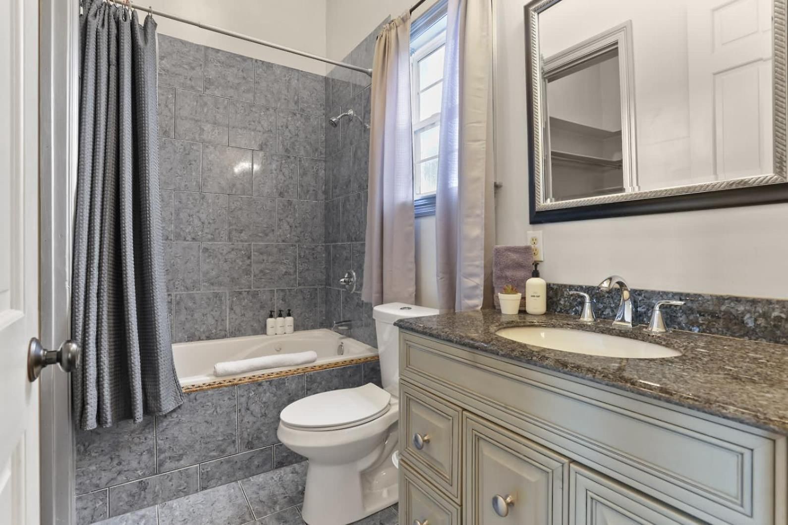Holiday home 3bd Steps To Saint Charles Gated Parking New Orleans