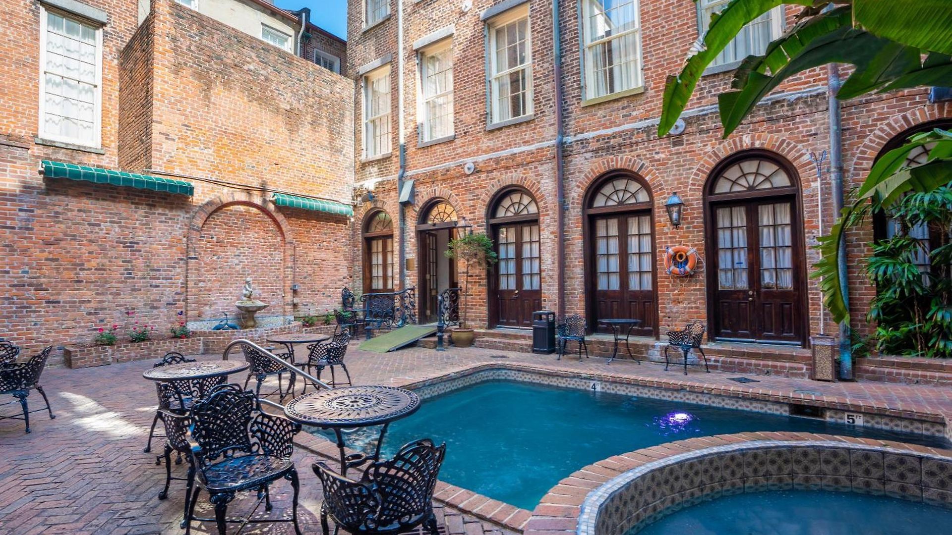 Quarter House Hotel