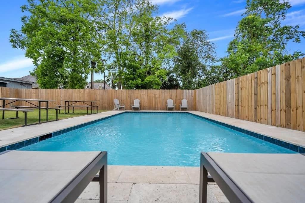 Luxury 4bd With Pool And Off Street Parking Holiday home