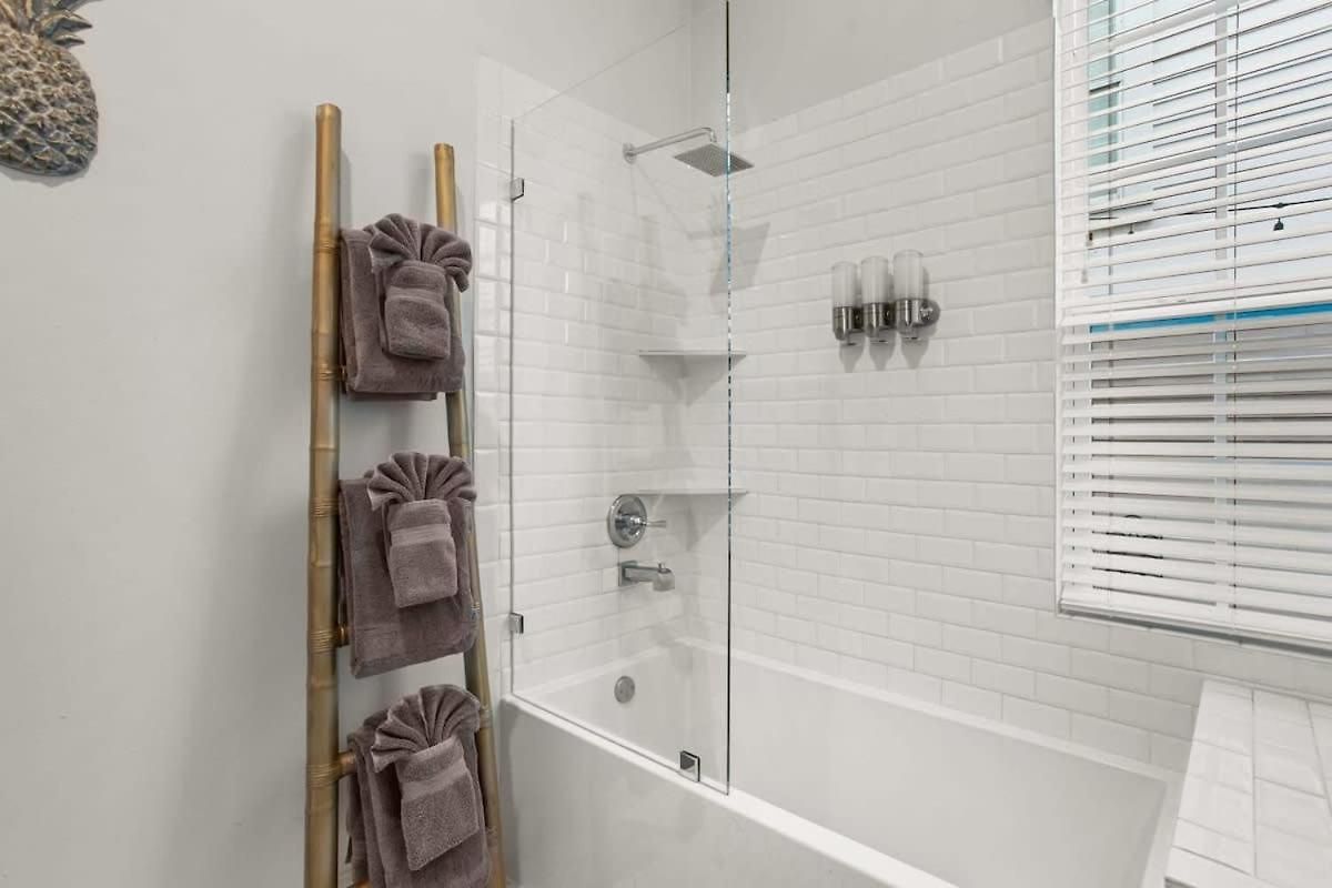 Stylish 2-bedroom In Garden District Apartment *