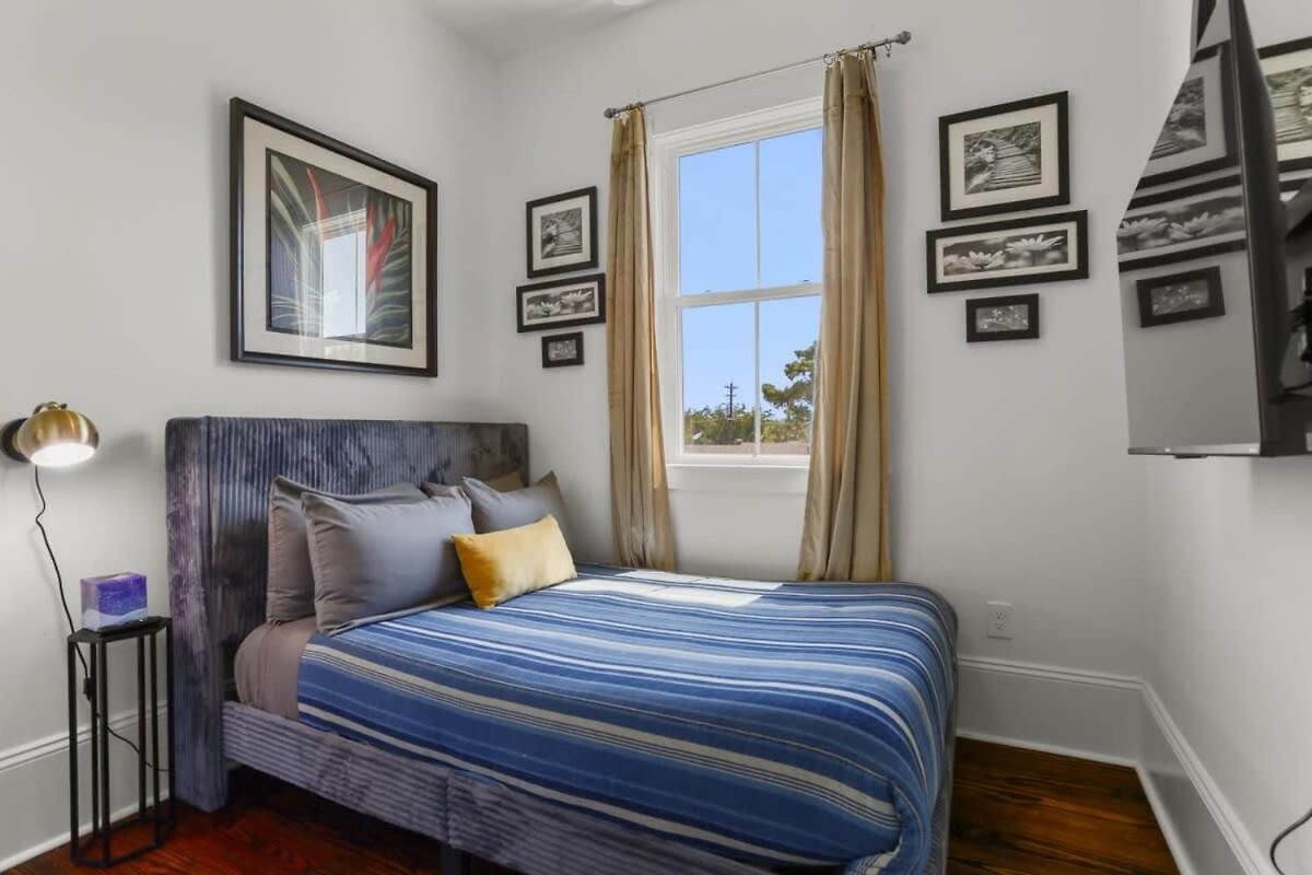 Elegant 4bd With Pool And Off Street Parking Apartment