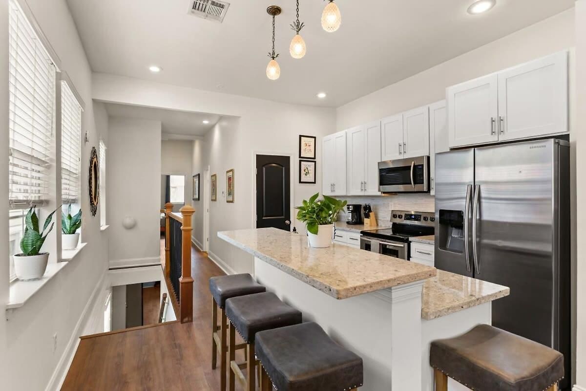 Garden District 3bd 2ba Parking Stylish & Unique *
