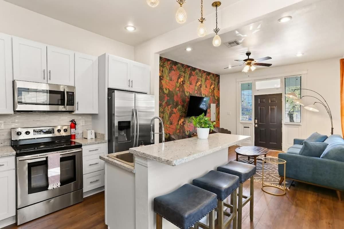 Garden District 3bd 2ba Parking Stylish & Unique Holiday home